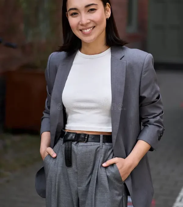 jovem-elegante-e-empresária-asiática-retrato-vertical-confiante-bem-sucedida-líder-profissional-mulher-executiva-vestida-de-254674772